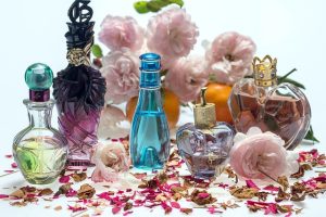 Van essenties naar emoties: een diepgaande verkenning van parfum door de eeuwen heen