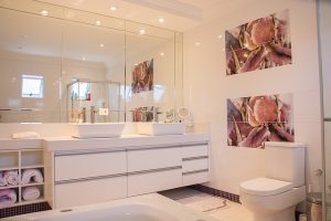 Alles wat je moet weten over badkamer essentials: van doucheartikelen tot badkameraccessoires